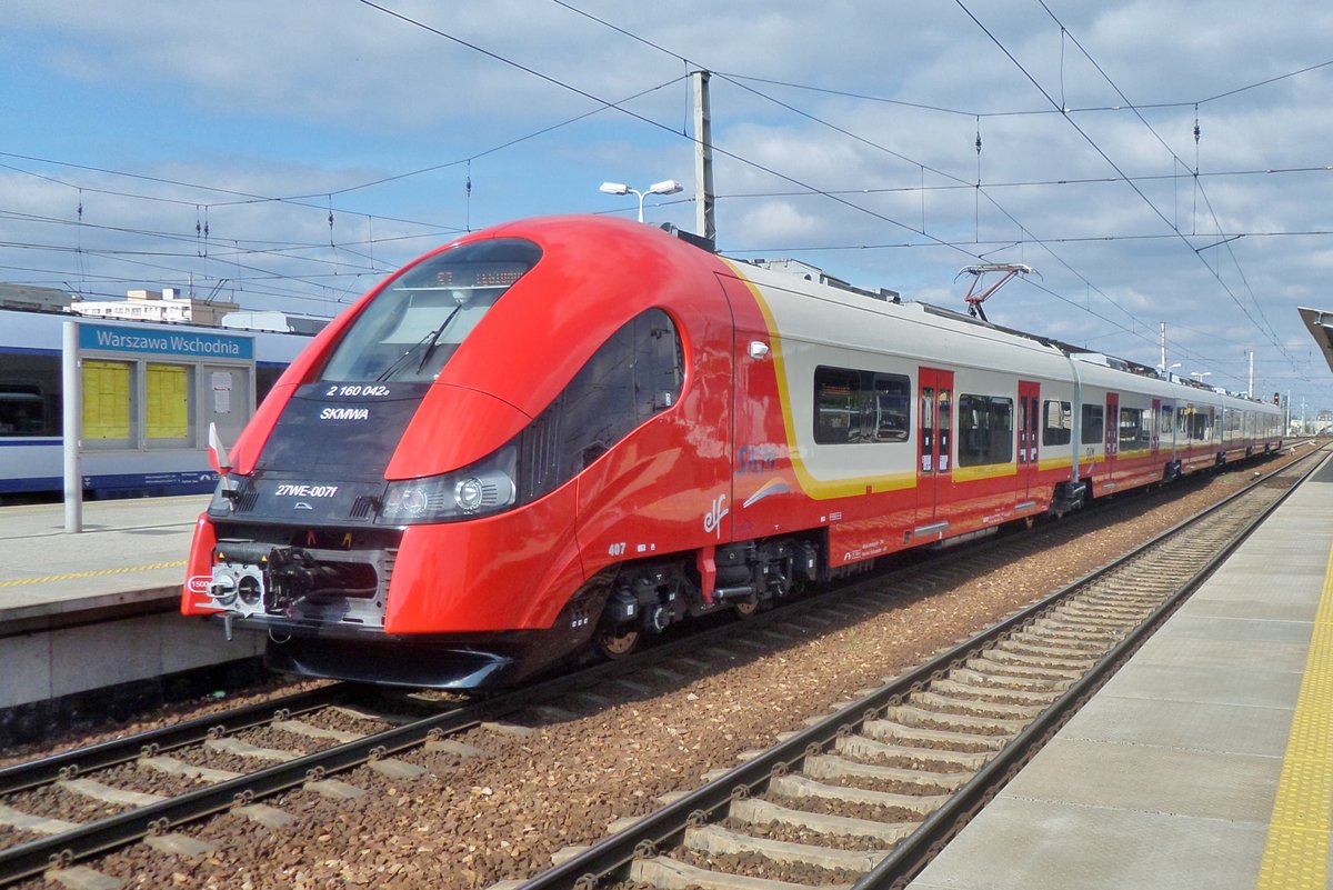 SKM 27WE-007 steht am 2 Mai 2016 in Warszawa Wschodnia. 