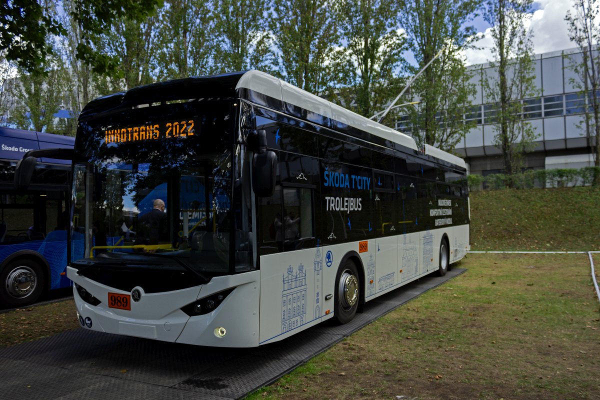 Skoda ist einer der gr��ten Hersteller von Oberleitungsbussen, die traditionell in vielen osteurop�ischen L�ndern stark vertreten sind. Eine der neuesten Baureihen nutzt Wagenk�sten des t�rkischen Herstellers Temsa, die auch f�r Elektro- und Wasserstoffbusse genutzt werden. Wagen 989, der auf der InnoTrans ausgestellt war, ist anschlie�end als Testfahrzeug nach Prag gekommen, wo der Bus mit der Nummer 509 auf der neuen O-Bus-Linie 58 eingesetzt wurde.