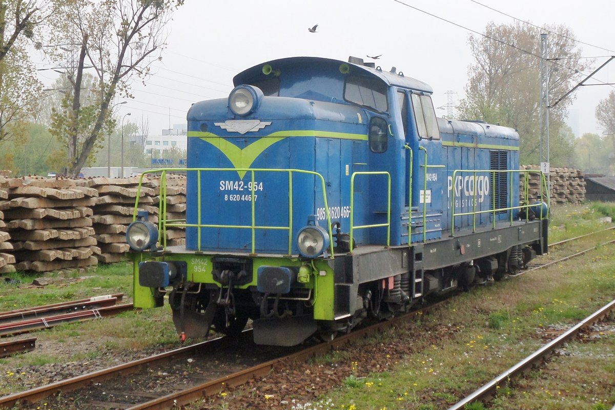 SM42-954 steht am 3 Mai 2016 in Warszawa-Zachodnia.