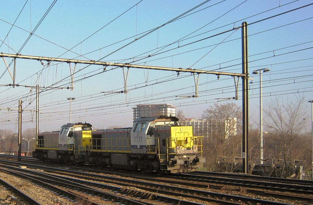 SNCB 7777 schleppt ein Schwesterlok durch Antwerpen-Oost am 23 März 2011. 