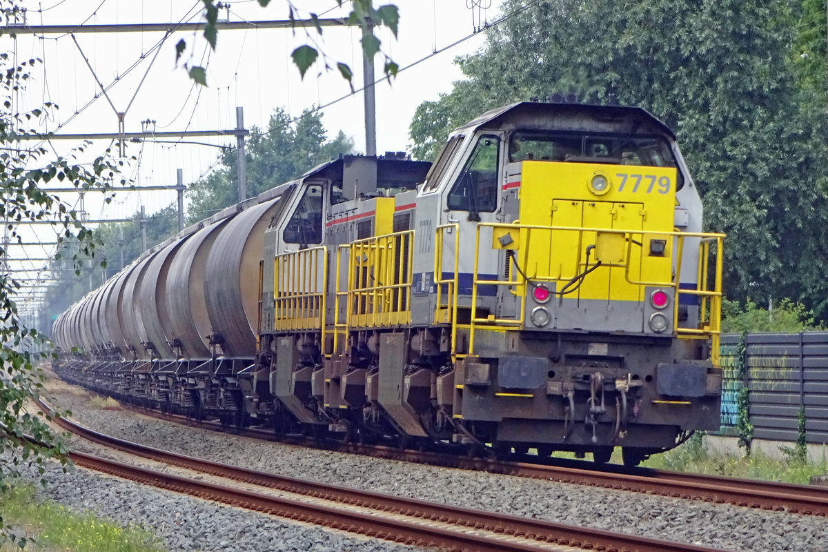 SNCB 7779 schiebt der umgeleiteter Dolemi-Zug durch Wijchen am 17 Juli 2019. 