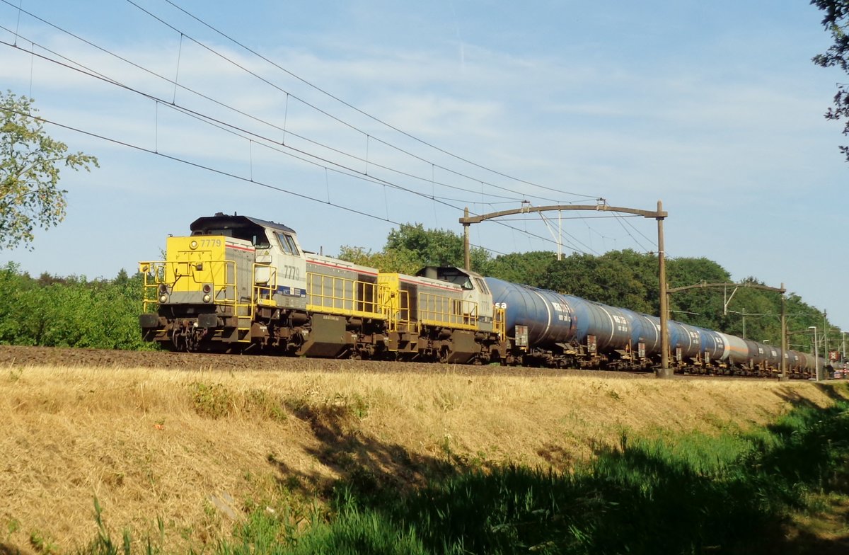SNCB 7779 zieht am 27 Juli 2018 ein Kesselwagenzug bei Tilburg Oude Warande.