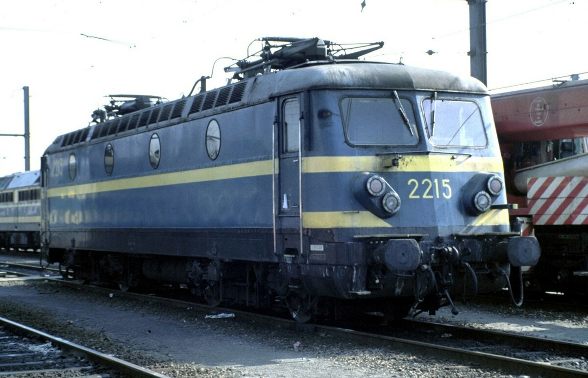 SNCB Nr.2215 in Brüssel-Schaerbeck am 09.03.1996.