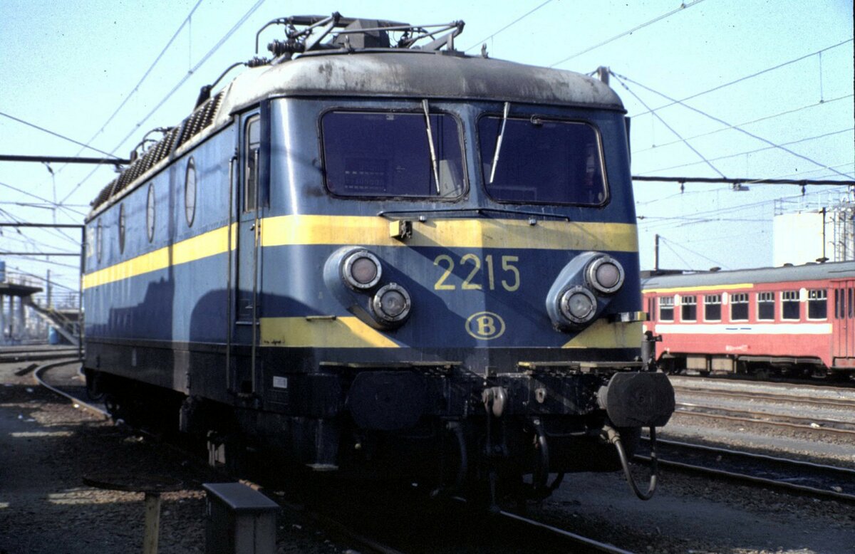 SNCB Nr.2215 in Brüssel-Schaerbeck am 09.03.1996.