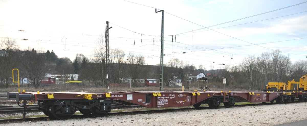 SNCB Spezialtragwagen fr verschiedene Beladung 88 4975 043-9 TEN-RIV-B TOUAX Sggrss80 in Amstetten am 21.11.2009.
