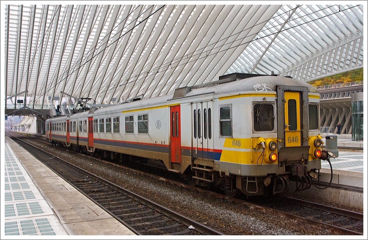 SNCB/NMBS Triebzug 646 AM70 JH steht am 23.11.2013 im Bahnhof von Liège Guillemins (Lüttich) auf Gleis 4.