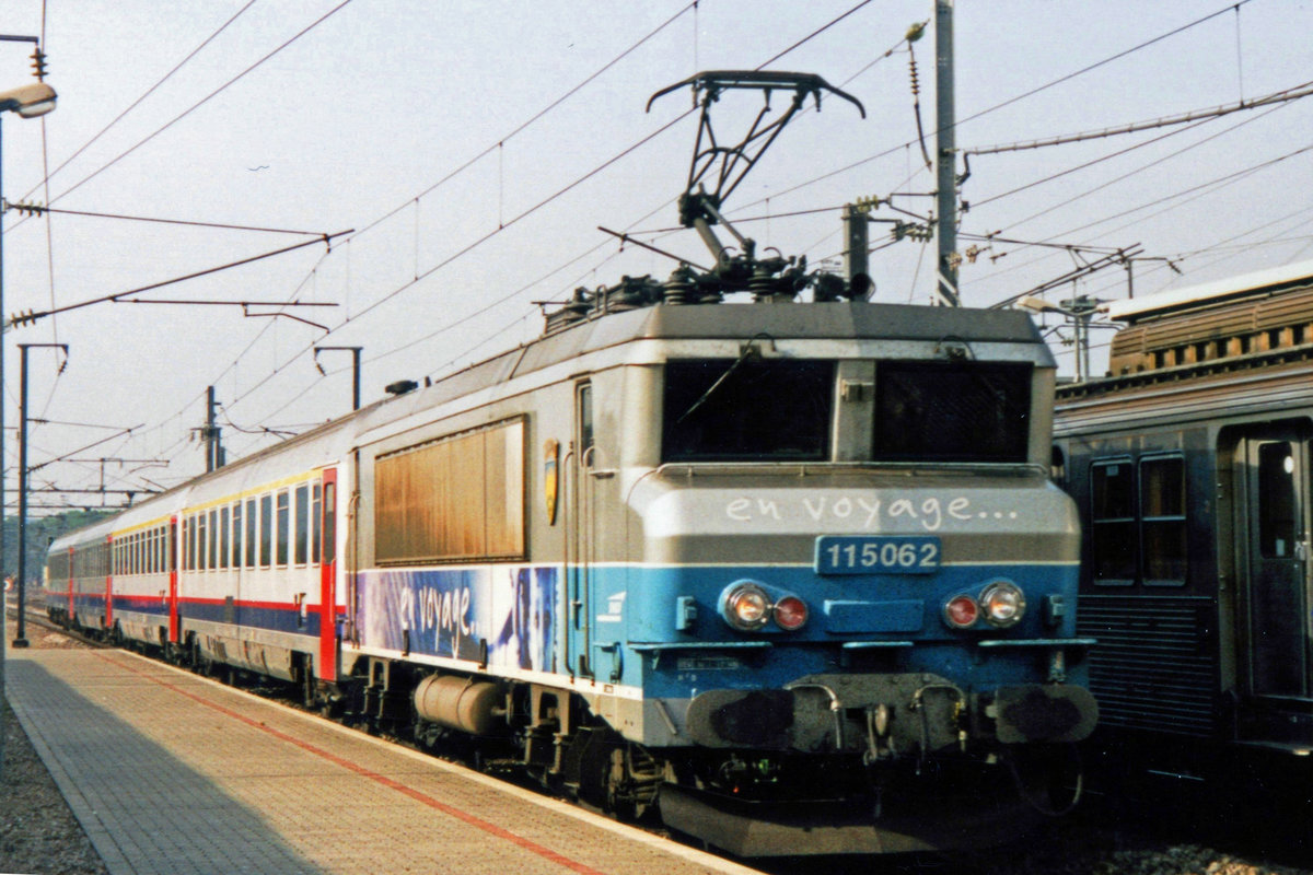 SNCF 15062 zieht NMBS EuroCity 'ETOILE d' EUROPE' durch Bettembourg richtung Metz, Strasbourg und Basel am 20 Mai 2004.
