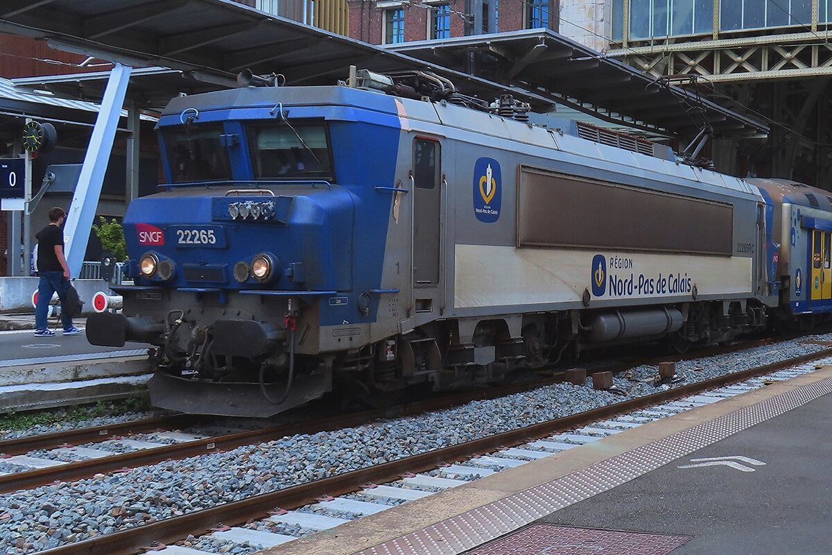 SNCF 22265 tragt am 20 September 2023 die  Nord-Pas-de-Calais  Aufkleber und steht in Lille-Flandres.