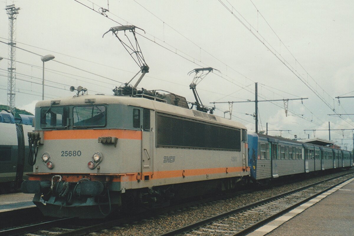 SNCF 25680 steht am 30 Mai 2008 mit ein TER nach Chambery abfahrtbereit in Amberieu.