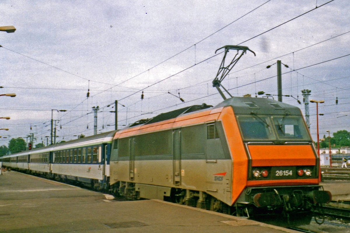 SNCF 26154 treft mit ein CoRail Lunea nach Cerbere am 27 Mai 2004 in Strasbourg ein.