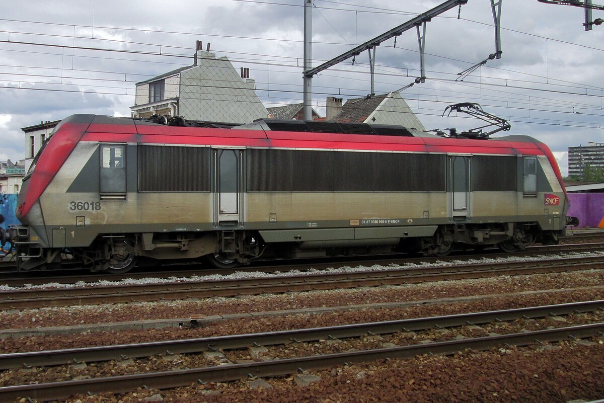 SNCF 36018 durchfahrt am 3 September 2015 Antwerpen-Berchem. Die 36000er wirden rach aus der SNCF-Betrieb ausschieden; einige haben sich ein neues Refugium gefunden in Ungarn, wo sie als Reihe 490 unterwegs sind.