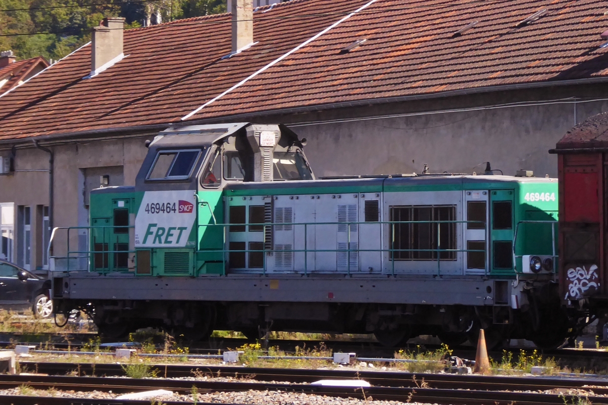 SNCF Diesellok 469464 rangiert mit ein paar Wagen im Bahnhofsvorfeld vom Bahnhof  Cambery-Challes-Eaux. 21.09.2022 (Hans)