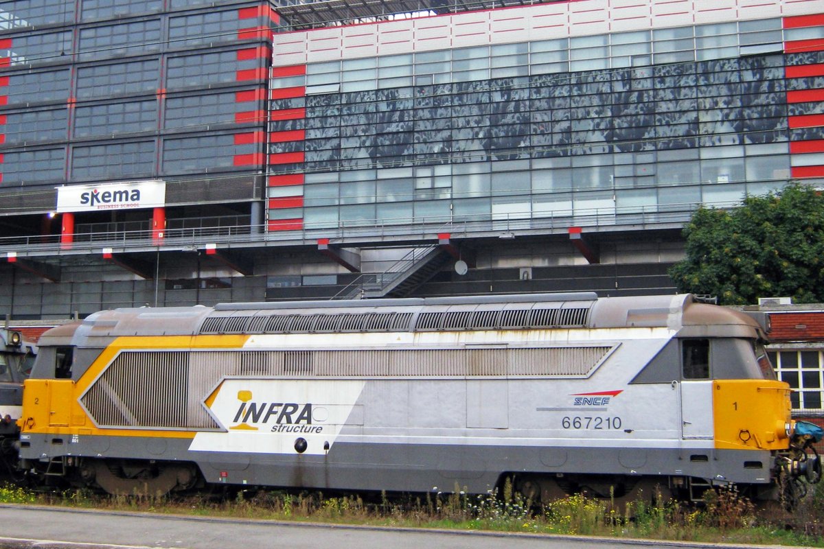 SNCF Infra 67210 steht am 18 September 2010 in Lille-Flandres.