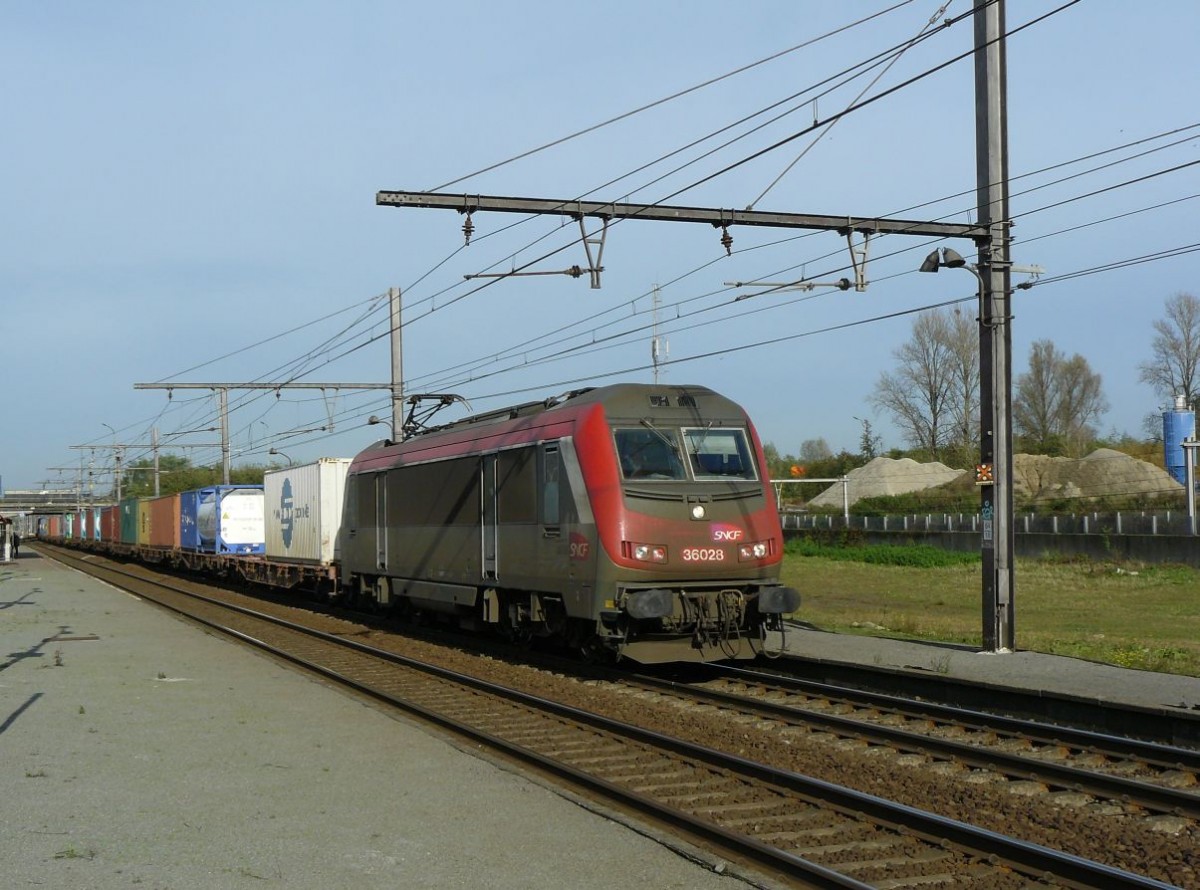 SNCF Lok 36028 mit Containerzug Gleis 4 Antwerpen Noorderdokken 31-10-2014.

SNCF loc 36028 met containertrein spoor 4 Antwerpen Noorderdokken 31-10-2014.