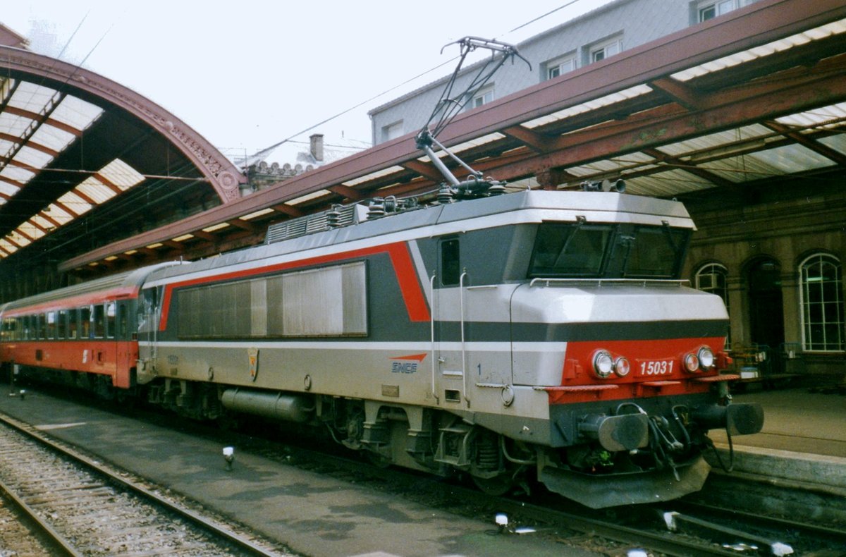 SNCF Nez-cassé 15031 ist met der EC MOZART (Paris Est--Wien West) am 29 Juli 1999 in Strasbourg Central eingeahren. Dort wirdt eine DB 181.2 dieser Zug übernehmen und nach Stuttgart Hbf fahren. 