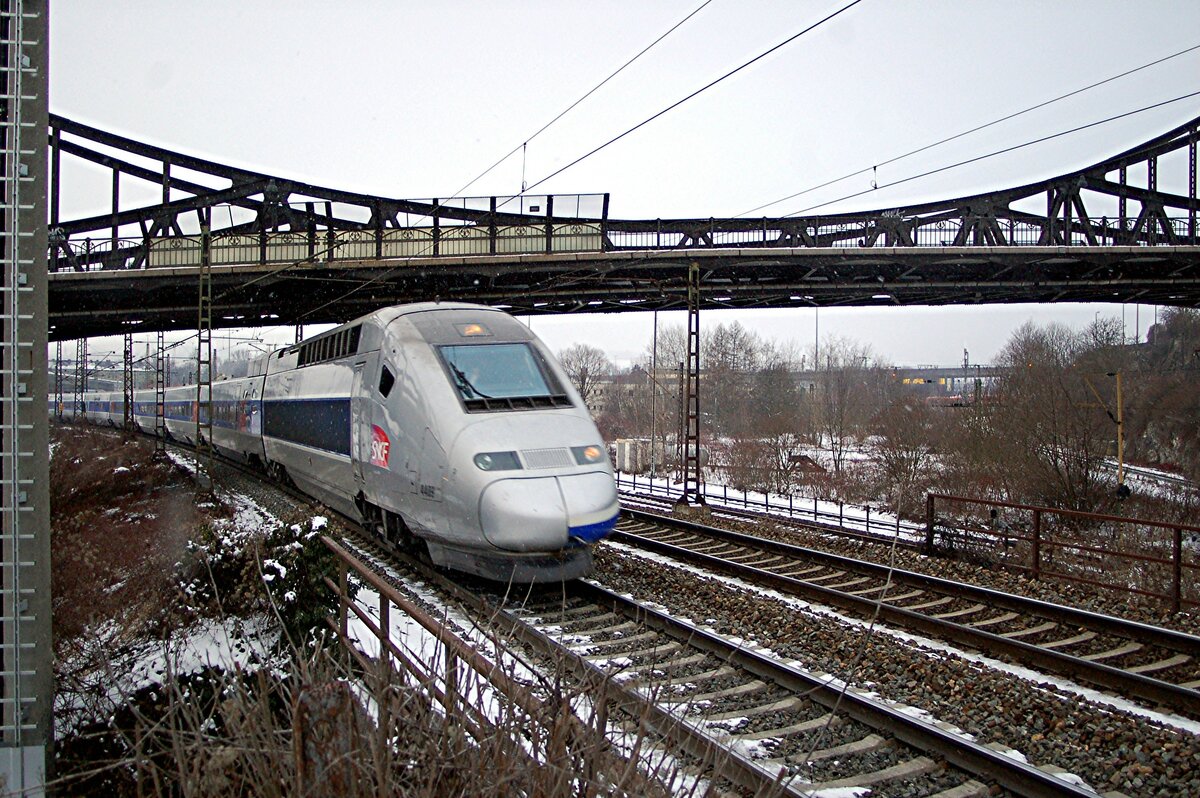 SNCF TGV Nr.4409 fährt aus Ulm unter der Neutorbrücke durch am 16.02.2009.