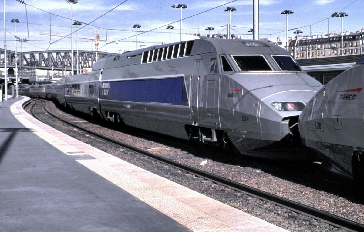 SNCF TGV Réseau Tz Nr. 520 und 534 im Gare Du Nord in Paris am 09.10.1994.