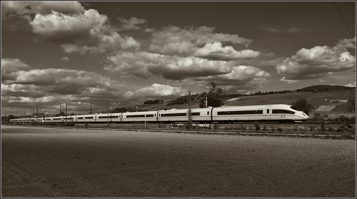 So ähnlich hätte man wohl zu Schwarzweiss-Zeiten einen ICE 3 festgehalten. 403 003  Dortmund  und 403 058  St. Ingbert  in Schliengen. April 2018.