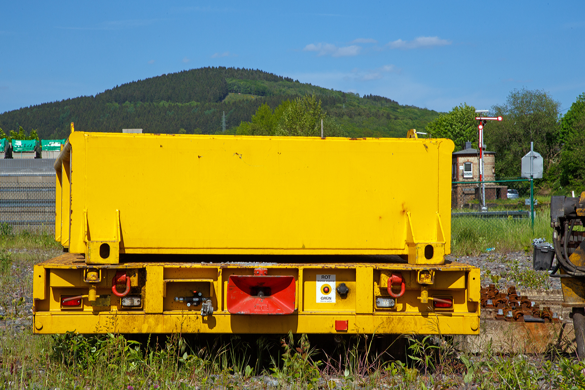 S
o von der Stirnseite knnte man meinen es wre ein LKW von hinten, es ist aber ein Gleisbauanhnger T5020-2 (Schienengebundenes Gert Registrier Nr. 9983 021) mit Schottermulden der DB Bahnbaugruppe GmbH, abgestellt am 18.05.2015 beim Bahnhof Herdorf.
