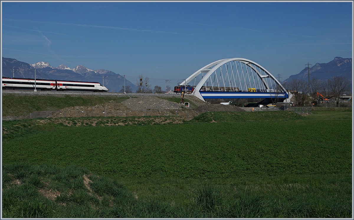 So war das Bild natürlich nicht geplant: Die neue Rohne Brücke bei Massogex (Simplonstrecke zwischen St-Maurice und Bex) mit den EC 32 nach Genève und eine Güterzug nach St-Maurice.
27. März 2017