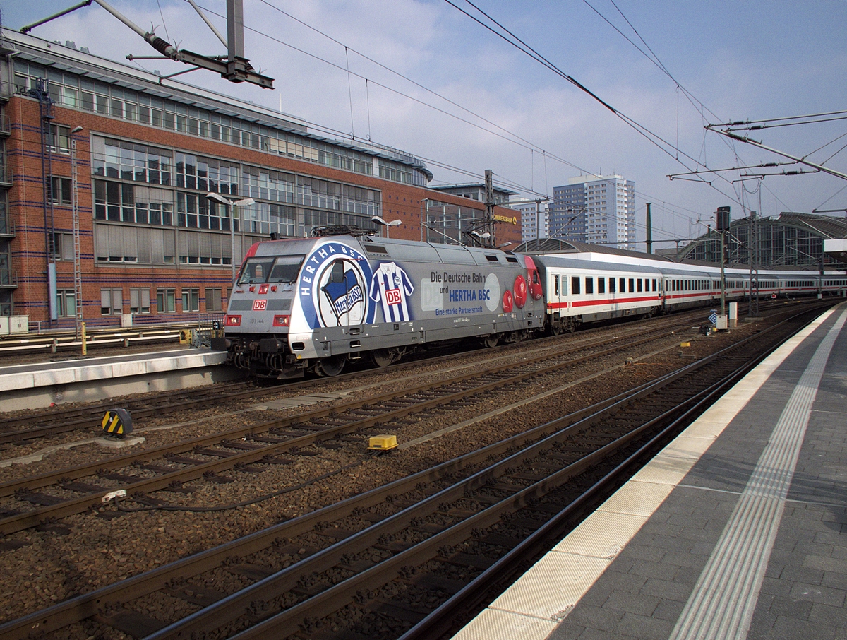 Sogar eine Vollwerbelok war dabei und dann noch eine mit lokalem Bezug: 101 144 f�hrt Werbung f�r den (West-)Berliner Fu�ballverein Hertha BSC und am 6.3.14 mit IC 142 von Berlin in Richtung Bad Bentheim.