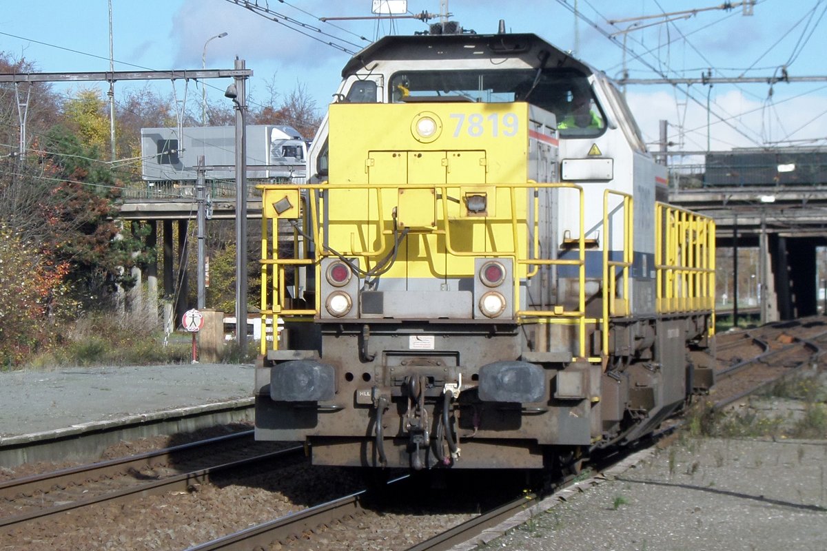Solofahrt am 19 November 2016 für SNCB 7819 durch Antwerpen-Noorderdokken.