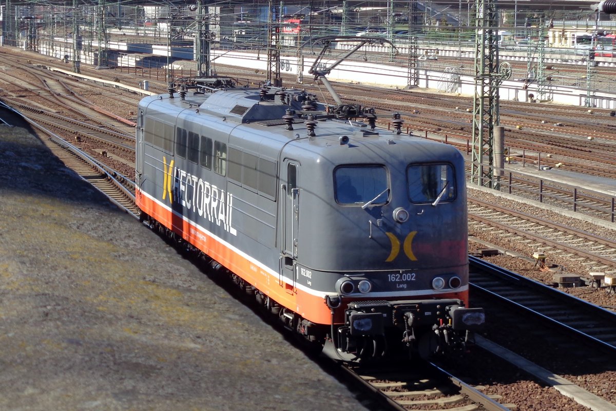 Solofahrt für Hector Rail 162 002 durch Dresden Hbf am 7 April 2018.