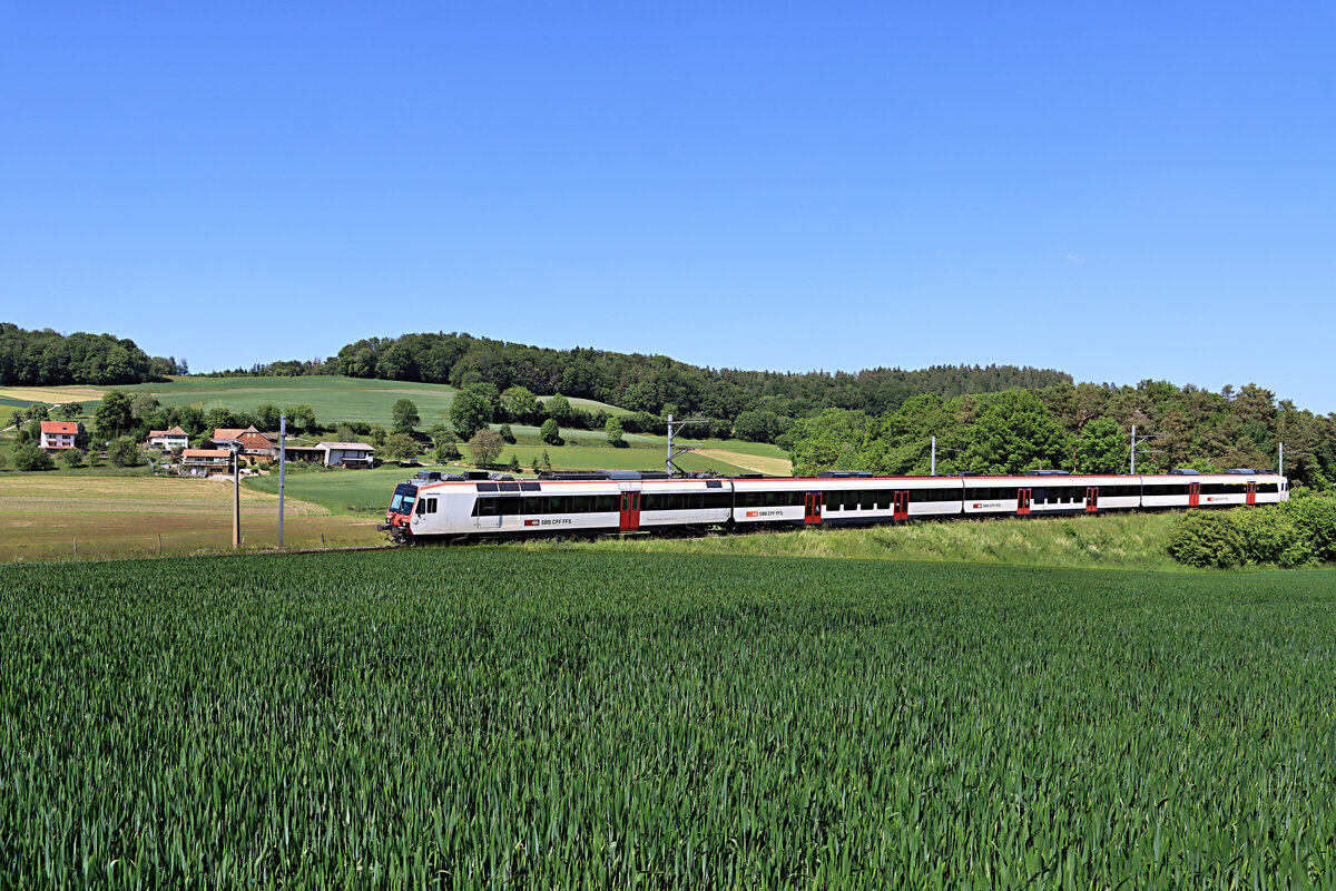 Sommer in Léchelles - Abstieg von Léchelles ins Broyetal hinunter. NPZ Domino-Triebwagen 560 212. 1.Juni 2021 