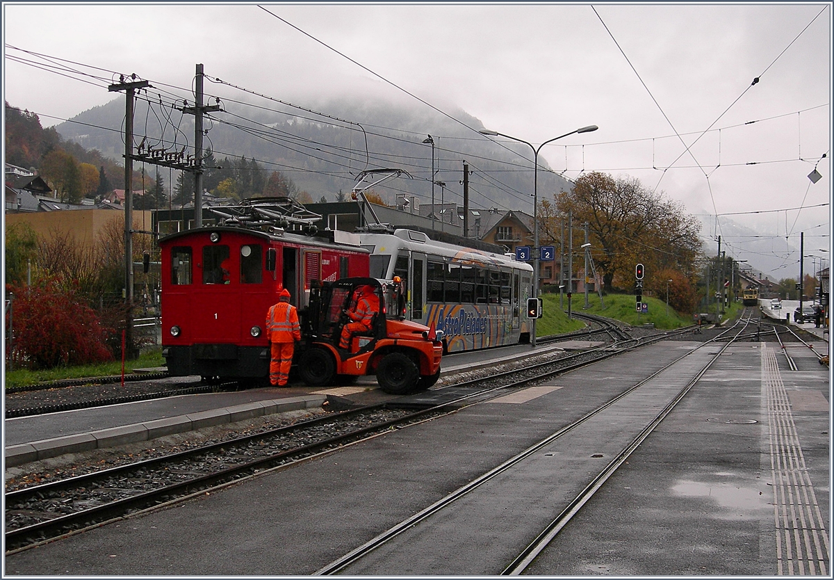 Sonderbares geschieht an an einem sonderbaren Gefährt: Sehr vorsichtig wird eine schwere Kiste in den an den Beh 2/4 72 angekuppelte HGe 2/2 N° 1 eingeladen.
Blonay, den 8. Nov. 2017