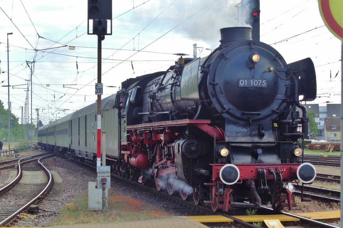 Sonderzug mit 01 1075 treft in Trier ein am 28 April 2018.