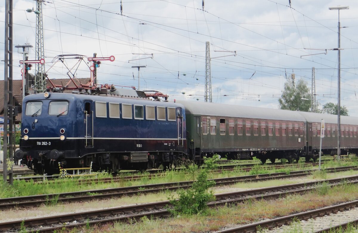 Sonderzug mit Bayernbahn 110 262 steht am 26 Mai 2022 in Nördlingen abgestellt; das Bild wurde vom BEM-Gelände gemacht.