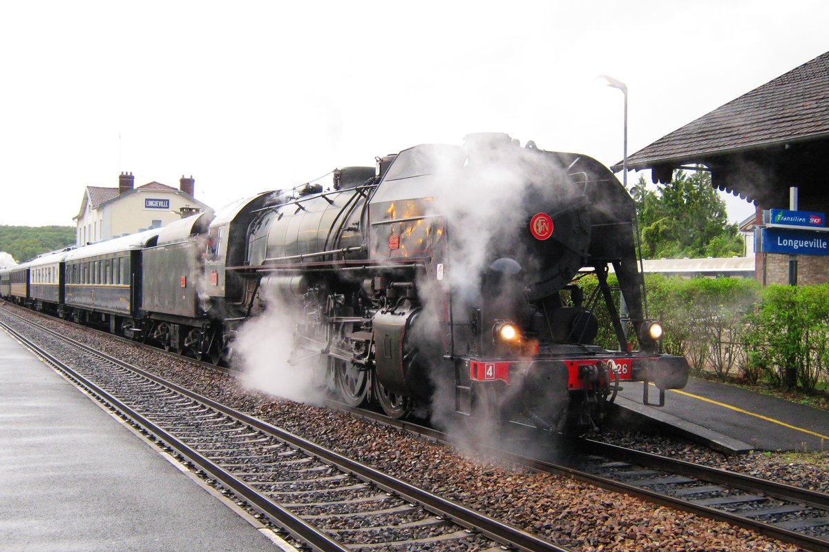 Sonderzug mit dampfender 141 R-1126 steht am 18 September 2011 in ein verregnetes Longueville. 