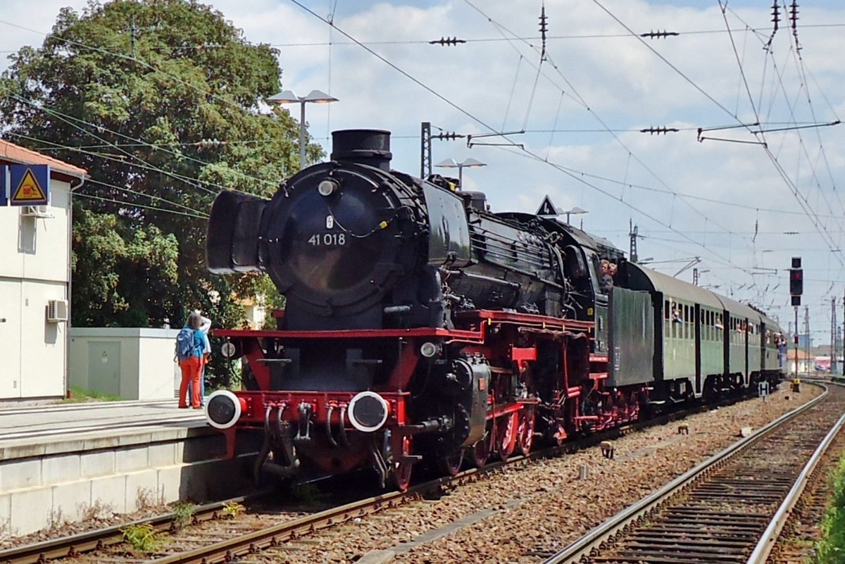 Sonderzug mit Umbauwagen und 41 018 steht am 31 Mai2014 in Neustadt (Weinstrasse). 