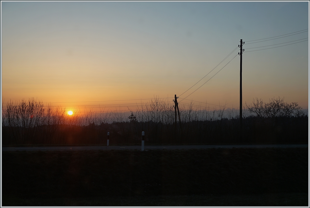 Sonnenaufgang auf dem Weg in Vallée de Joux in der Nähe von Croy. 

März 2022