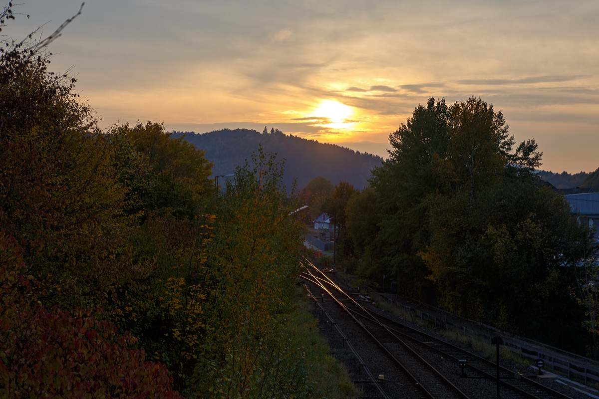 
Sonnenuntergang an der Hellertalbahn in Herdorf am 24.10.2015.