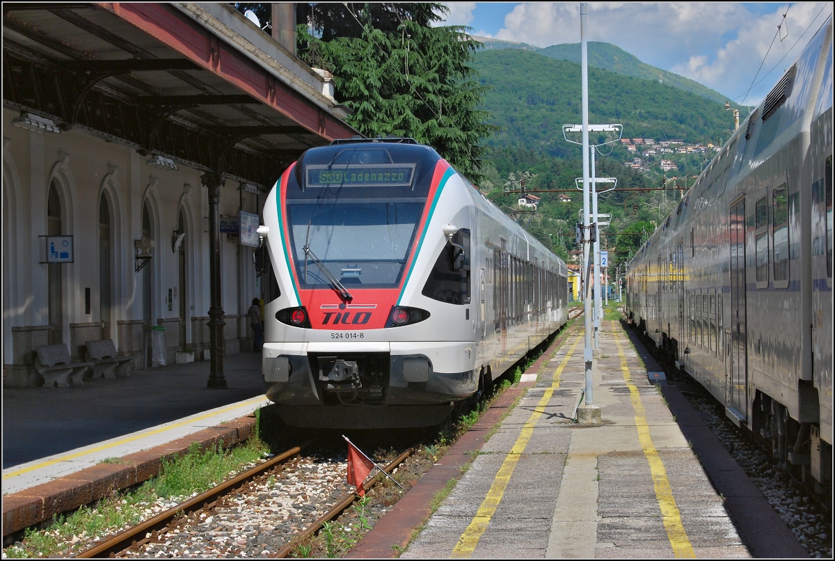 Sonntagsruhe im Grenzbahnhof.

Nichts los in Luino, alle zwei Stunden trifft ein TiLo ein. Mai 2010.