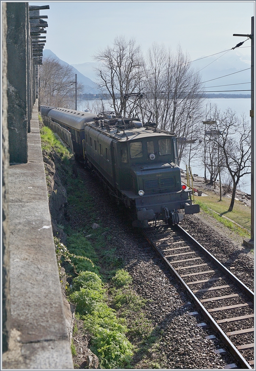 Sozusagen als Ergänzung der Bildern von gestern: bei Muralto (Strecke Locarno - Bellinzona)  schiebt die Ae 4/7 10957 den Dampf-Extrazug nach. Auch stört die alten Bauweise der Fahrleitung nicht den Blick auf Zug und Landschaft. 

22. März 2018 