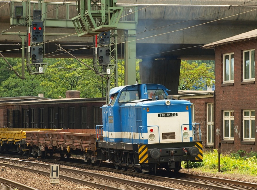 Spitzke V60-SP-013(98 80 3345 201-8 D-SLG, Achsfolge D, LEW 1971/11258, 478 kW ex Fels D01)rangiert hier mit einem Bauzug im Bahnhof Hamburg-Harburg. 01.07.2011 