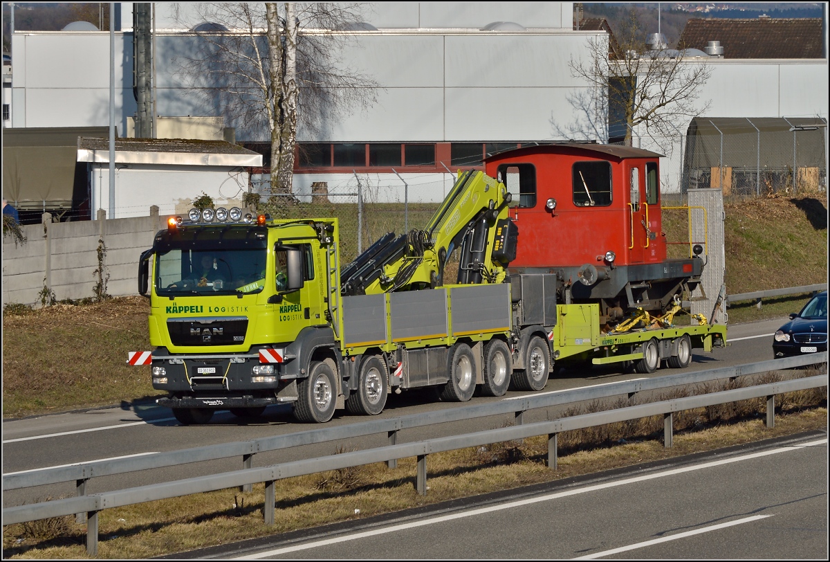 Spitzmaus auf Reisen. 

Schienentraktor Tm I Nr. 477 auf verlässt sein vorübergehendes Zuhause in Frauenfeld, um in Sargans ein neues Einsatzfeld zu finden. Um den Erhalt kümmert sich IG Schiene Schweiz. Februar 2014.