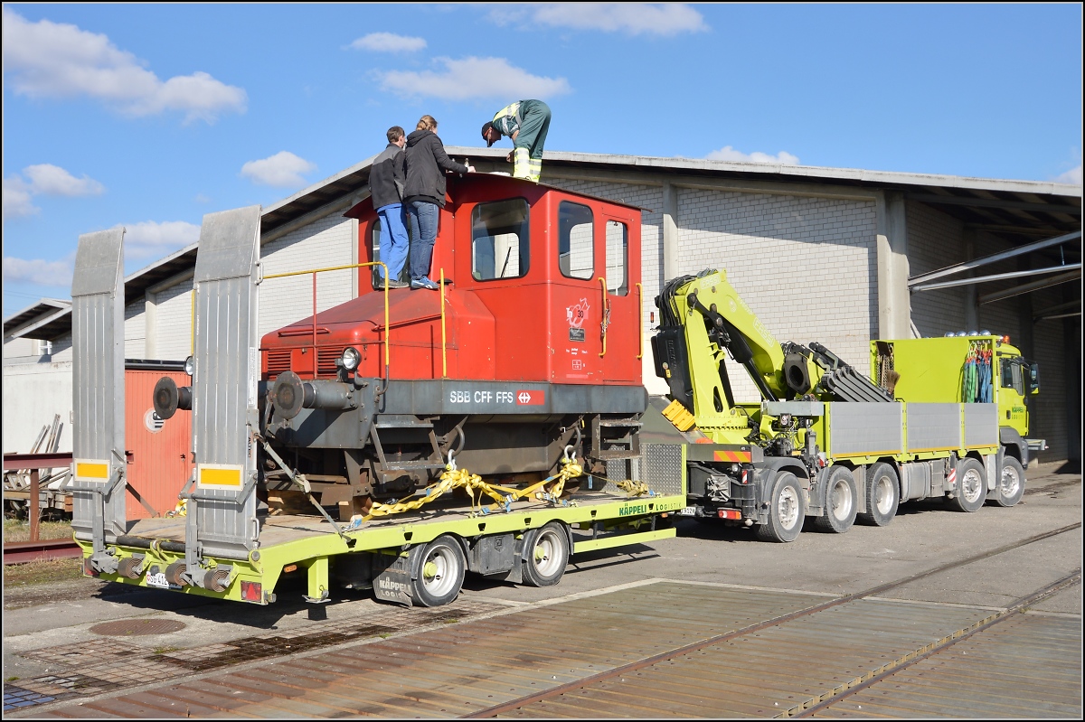 Spitzmaus auf Reisen. 

Schienentraktor Tm I Nr. 477 auf verlässt sein vorübergehendes Zuhause in Frauenfeld, um in Sargans ein neues Einsatzfeld zu finden. Um den Erhalt kümmert sich IG Schiene Schweiz. Februar 2014.