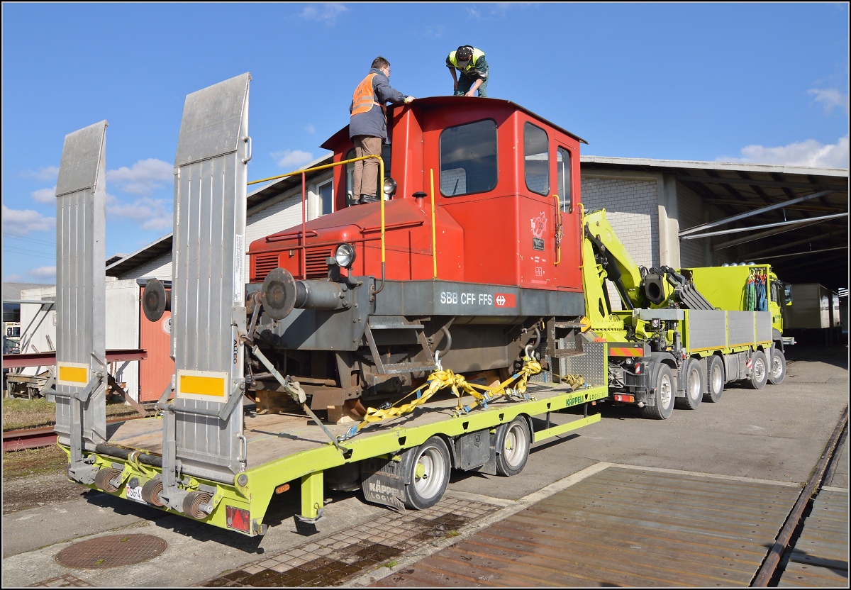 Spitzmaus auf Reisen. 

Schienentraktor Tm I Nr. 477 auf verlässt sein vorübergehendes Zuhause in Frauenfeld, um in Sargans ein neues Einsatzfeld zu finden. Um den Erhalt kümmert sich IG Schiene Schweiz. Februar 2014.