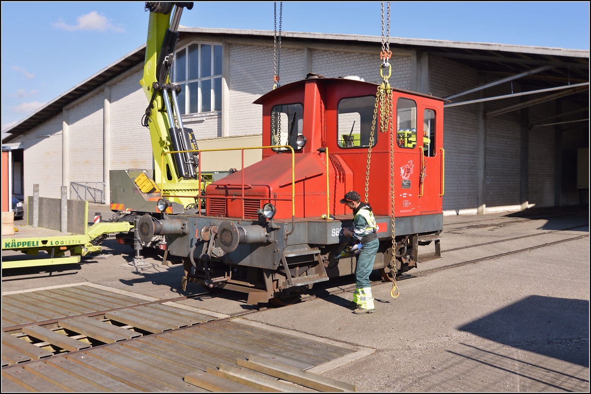Spitzmaus auf Reisen. 

Schienentraktor Tm I Nr. 477 auf verlässt sein vorübergehendes Zuhause in Frauenfeld, um in Sargans ein neues Einsatzfeld zu finden. Um den Erhalt kümmert sich IG Schiene Schweiz. Februar 2014.