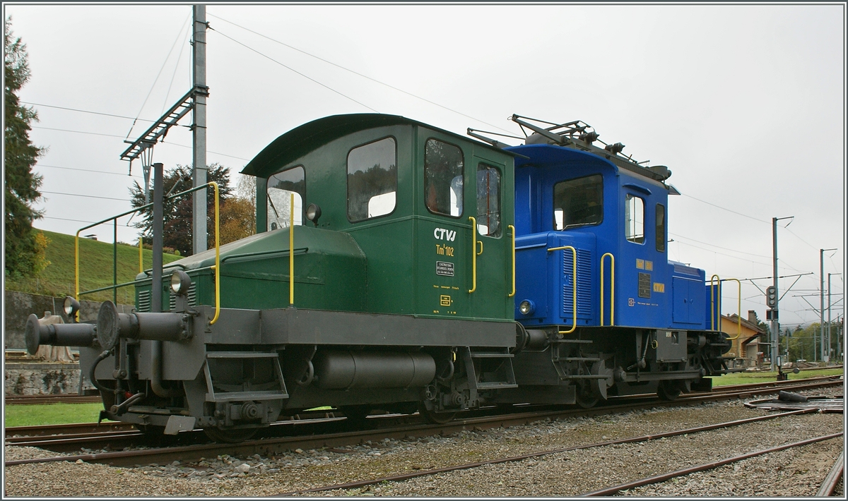  Spitzmaus  in Grün: Der CTVJ Tm I 102 und die Tem II 288 in Le Pont. 
11. Okt. 2012