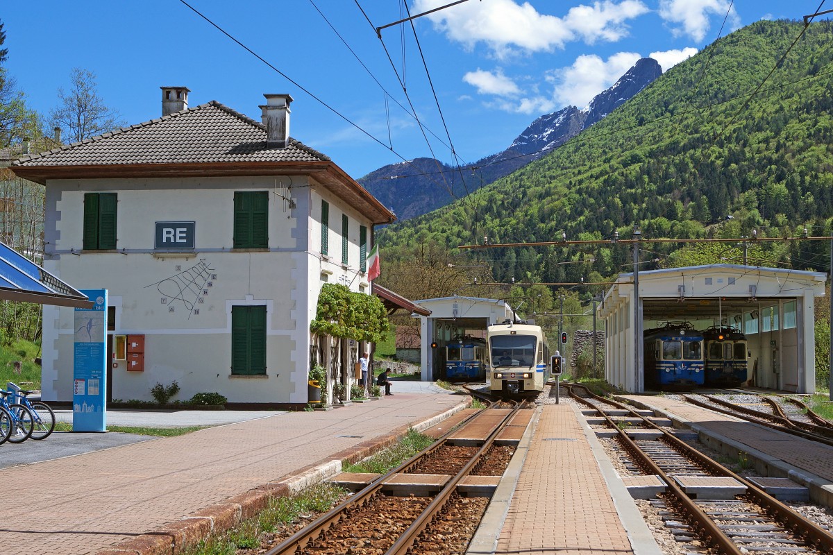 SSIF/FART: Zur Zeit der Einfahrt des  CENTOVALLI EXPRESSES  mit dem FART ABe 4/8 45 in den Bahnhof RE, waren in den Remisen 3 ältere blaue Triebzüge (ein ABe 4/6 sowie zwei ABe 8/8) stationiert. Die Aufnahme entstand am 2. Mai 2015.
Foto: Walter Ruetsch 