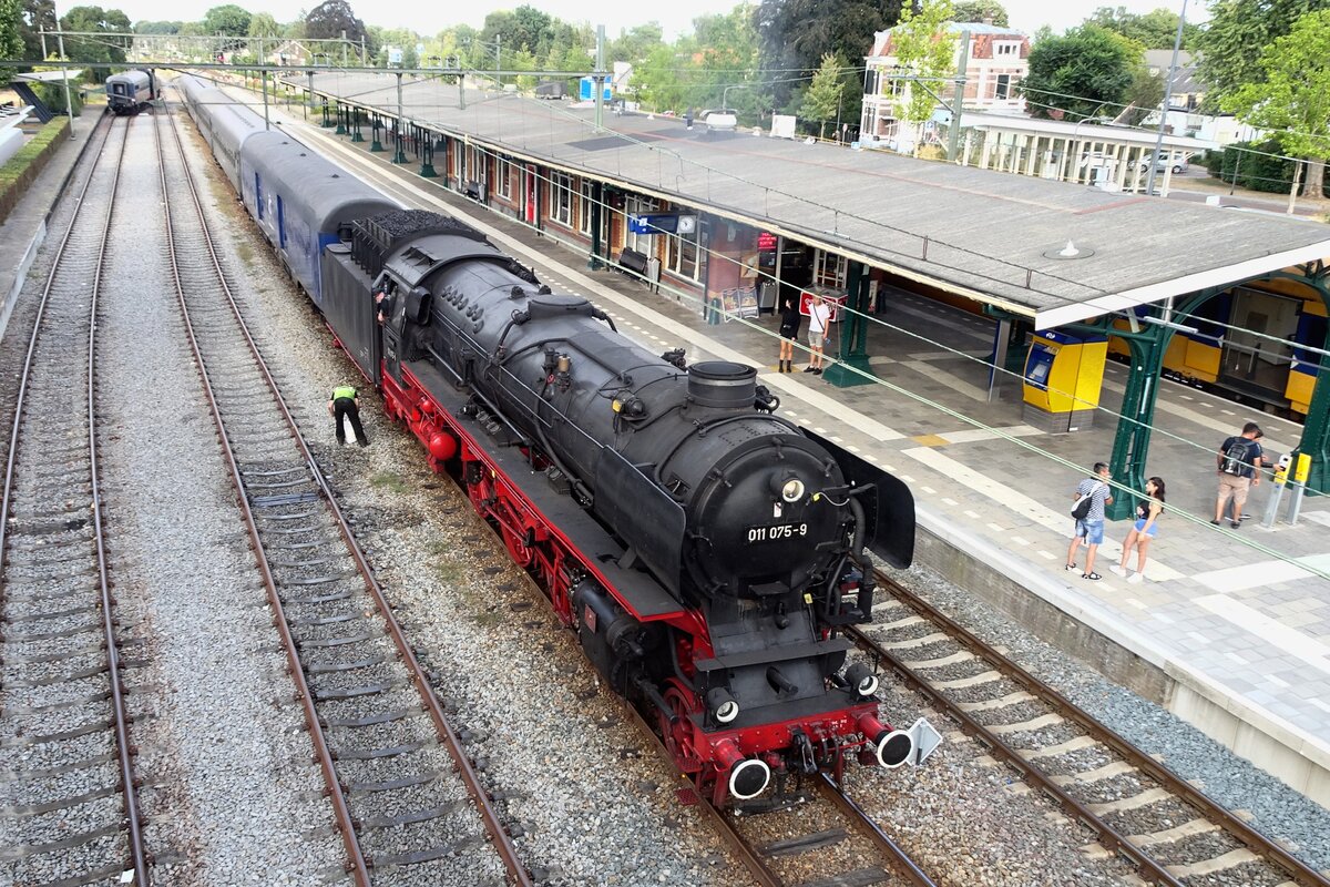 SSN 011 075 steht mit deren Dampfzug in Dieren am 4 September 2022.