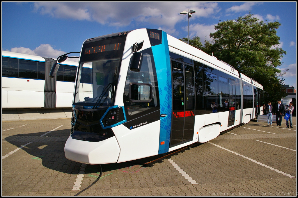 Stadler Metelica 100% Low-floor Tram for Minsk.

Bei der Metelica (Mетелица) handelt es sich um eine dreiteilige Niederflur-Stra�enbahn, die auch unter extremen Witterungsbedingungen eingesetzt werden kann. Der robuste Aufbau und die einfache Innengestaltung soll das garantieren. Bei der auf der InnoTrans 2014 in Berlin gezeigten Bahn handelt es sich um einen Prototypen der von dem Tochterunternehmen JSC Stadler Minsk entwickelt wurde. Die Tram soll nach Vorstellungen von STadler auch in den ehemaligen GUS-Staaten exportiert werden.

Daten: L�nge 27 m, Sitze 60, Stehpl�tze 160, H�chstgeschwindigkeit 75 km/h.

