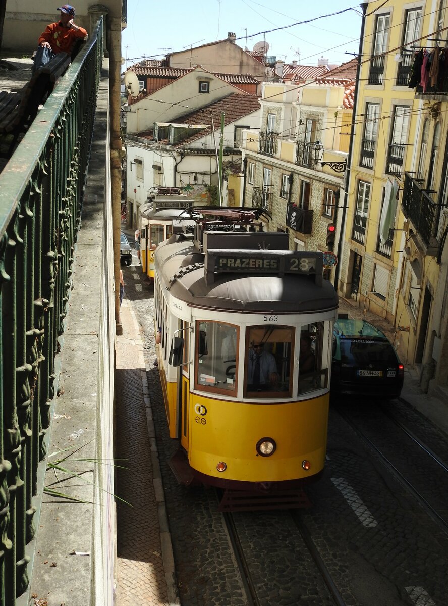 Stadtbahn/Straßenbahnverkehr Remodelado Nr.563 und 544 von Santo Amaro in Lissabon am 04.04.2017.