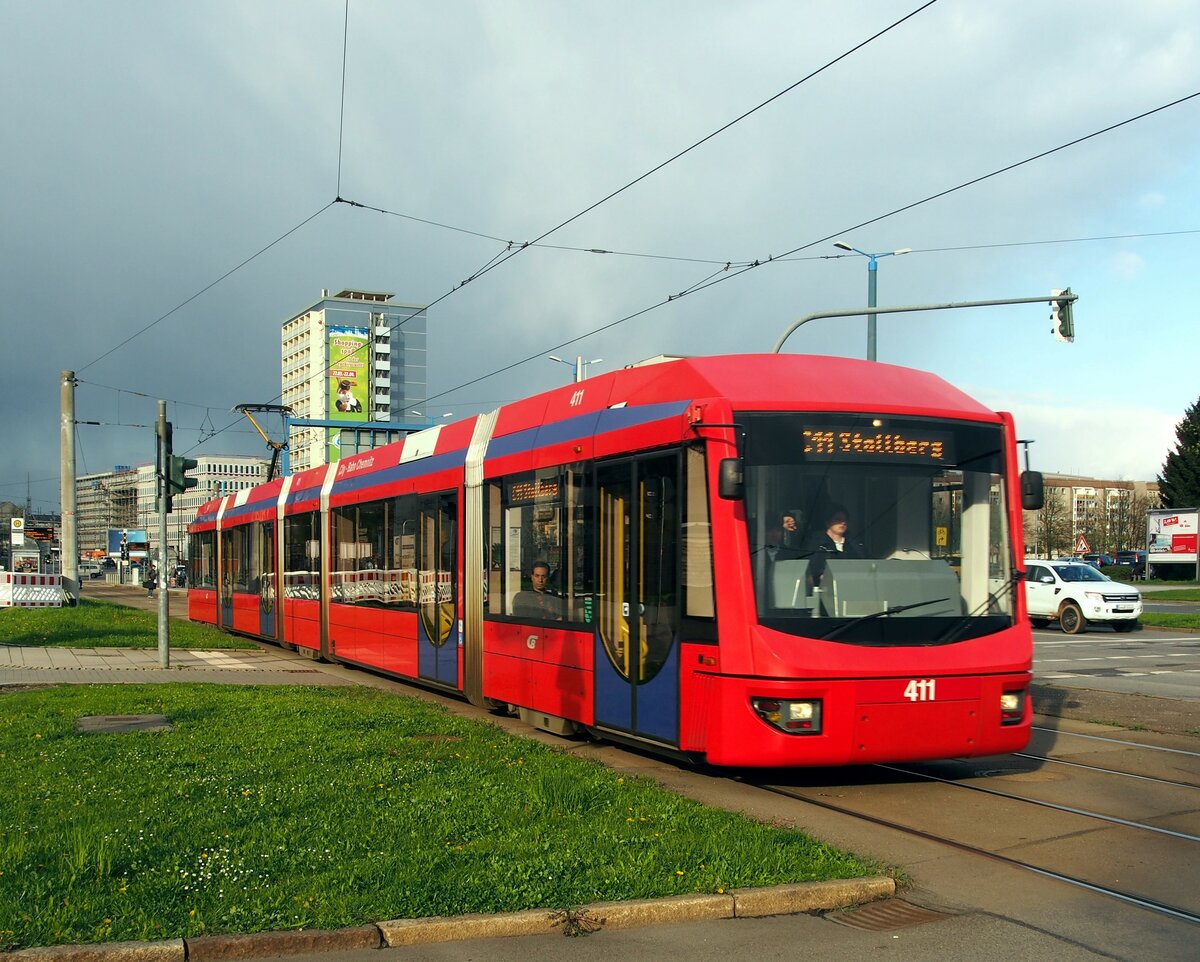 Stadtverkehr/Straßenbahn; Chemnitz 6NGTLDZ Nr.411 von Adtranz Baujahr 2001 an der Zentralhaltestelle in Chemnitz am 19.04.2017.