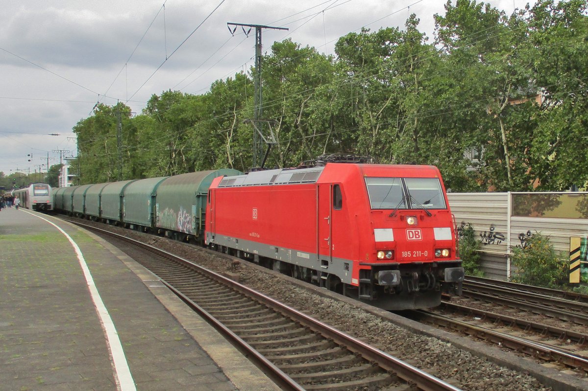 Stahlzug mit 185 211 durchfahrt am 4.Oktober 2017 Köln Süd.