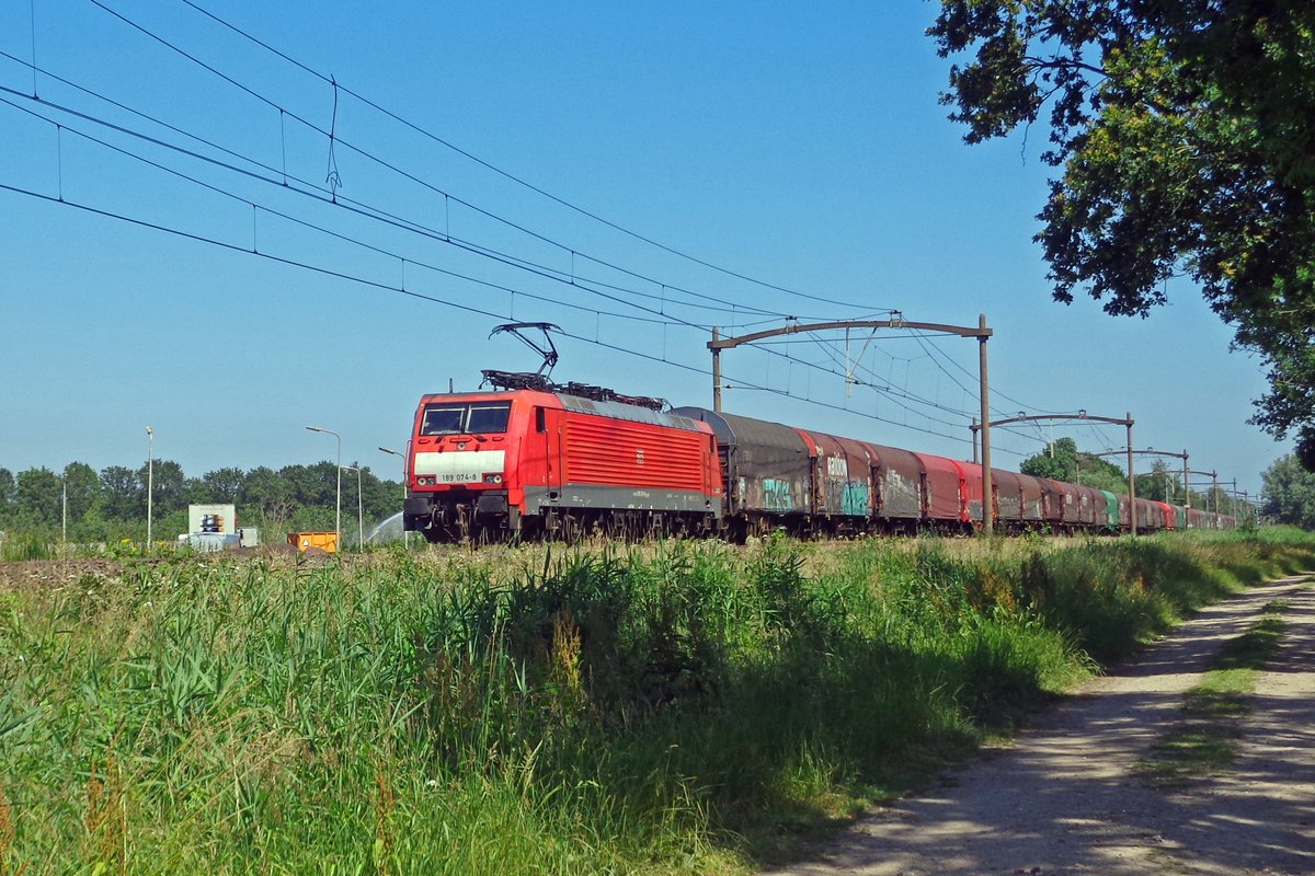 Stahlzug mit 189 074 durchfahrt am 28 Juni 2019 Oisterwijk.